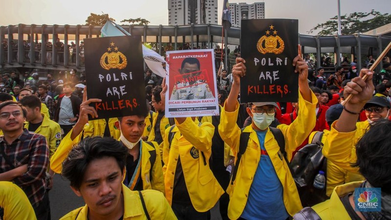 Massa yang terdiri dari mahasiswa hingga elemen masyarakat melakukan unjuk rasa di depan Polda Metro Jaya, Jakarta, Jumat (29/8/2025). (CNBC Indonesia/Faisal Rahman)