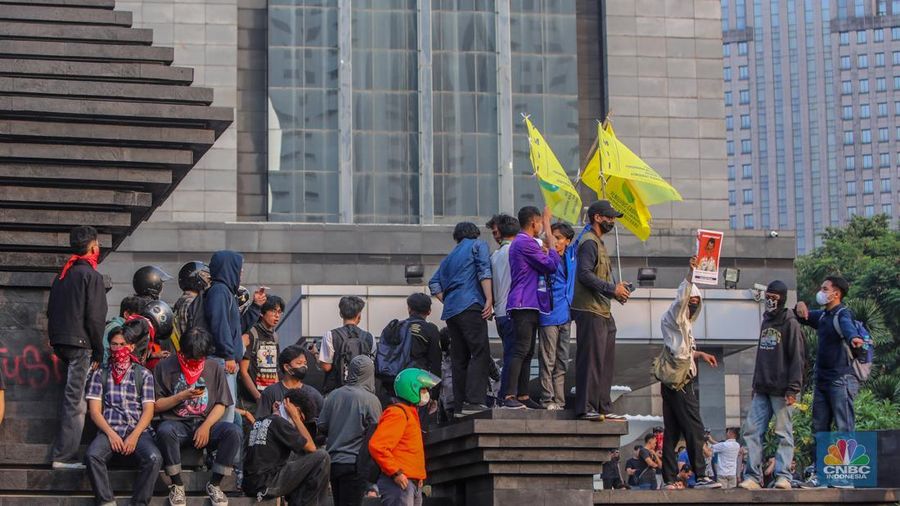 Massa yang terdiri dari mahasiswa hingga elemen masyarakat melakukan unjuk rasa di depan Polda Metro Jaya, Jakarta, Jumat (29/8/2025). (CNBC Indonesia/Faisal Rahman)