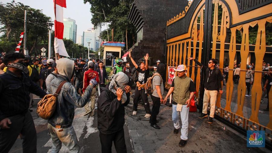 Massa yang terdiri dari mahasiswa hingga elemen masyarakat melakukan unjuk rasa di depan Polda Metro Jaya, Jakarta, Jumat (29/8/2025). (CNBC Indonesia/Faisal Rahman)
