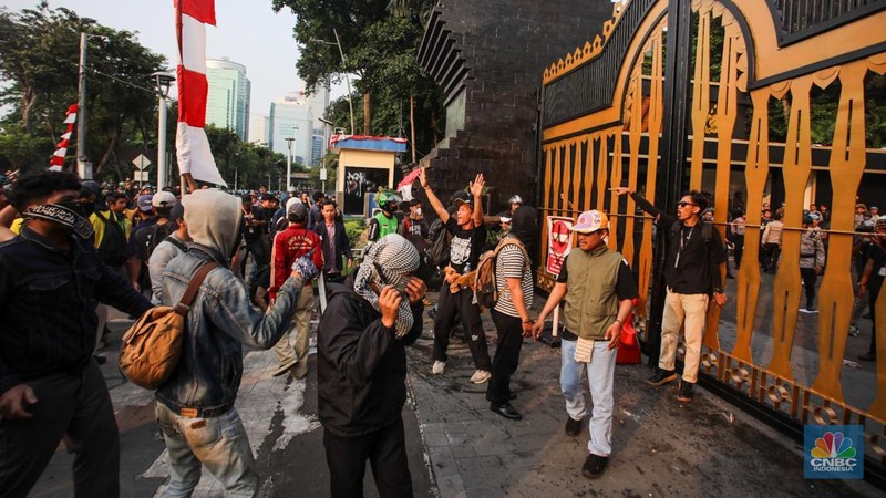 Massa yang terdiri dari mahasiswa hingga elemen masyarakat melakukan unjuk rasa di depan Polda Metro Jaya, Jakarta, Jumat (29/8/2025). (CNBC Indonesia/Faisal Rahman)