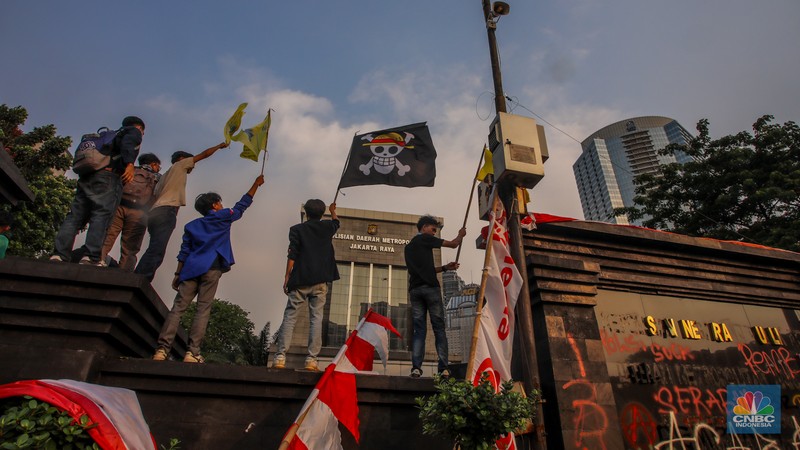 Massa yang terdiri dari mahasiswa hingga elemen masyarakat melakukan unjuk rasa di depan Polda Metro Jaya, Jakarta, Jumat (29/8/2025). (CNBC Indonesia/Faisal Rahman)