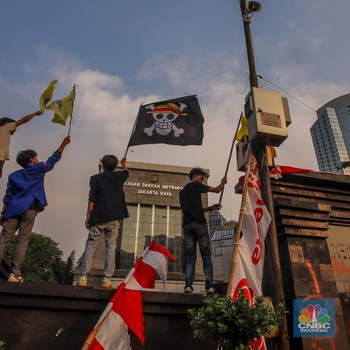 Demo di Depan Polda Metro Jaya: Massa Panjat Pagar-Kibarkan One Piece