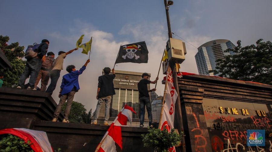 Massa yang terdiri dari mahasiswa hingga elemen masyarakat melakukan unjuk rasa di depan Polda Metro Jaya, Jakarta, Jumat (29/8/2025). (CNBC Indonesia/Faisal Rahman)