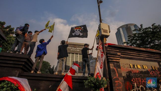 Demo di Depan Polda Metro Jaya: Massa Panjat Pagar-Kibarkan One Piece