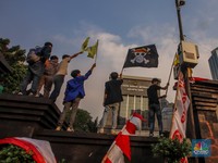 Demo di Depan Polda Metro Jaya: Massa Panjat Pagar-Kibarkan One Piece