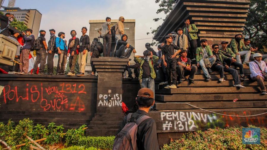 Massa yang terdiri dari mahasiswa hingga elemen masyarakat melakukan unjuk rasa di depan Polda Metro Jaya, Jakarta, Jumat (29/8/2025). (CNBC Indonesia/Faisal Rahman)