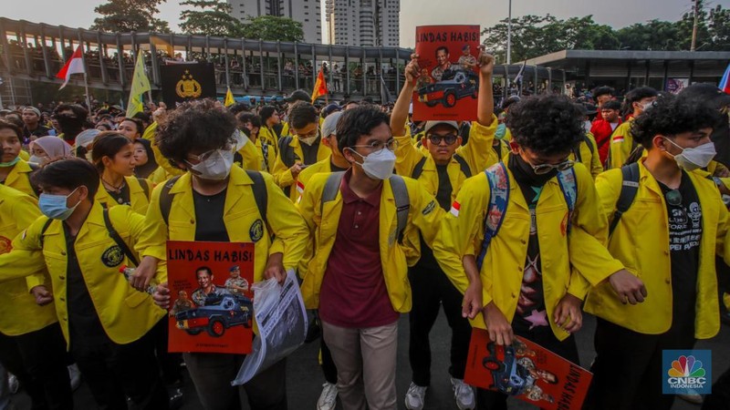Massa yang terdiri dari mahasiswa hingga elemen masyarakat melakukan unjuk rasa di depan Polda Metro Jaya, Jakarta, Jumat (29/8/2025). (CNBC Indonesia/Faisal Rahman)