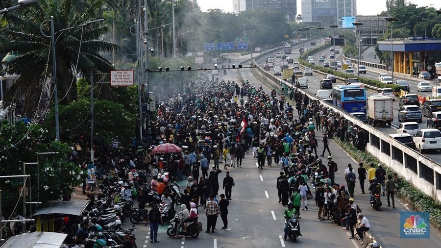 Massa yang terdiri dari mahasiswa hingga elemen masyarakat terus memenuhi kawasan Gedung DPR, Jakarta, Jumat (29/8/2025). (CNBC Indonesia/Muhammad Sabki)