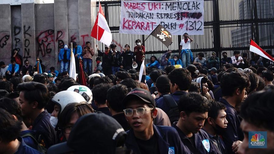 Massa yang terdiri dari mahasiswa hingga elemen masyarakat terus memenuhi kawasan Gedung DPR, Jakarta, Jumat (29/8/2025). (CNBC Indonesia/Muhammad Sabki)