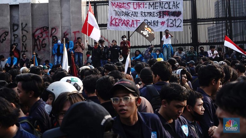 Massa yang terdiri dari mahasiswa hingga elemen masyarakat terus memenuhi kawasan Gedung DPR, Jakarta, Jumat (29/8/2025). (CNBC Indonesia/Muhammad Sabki)