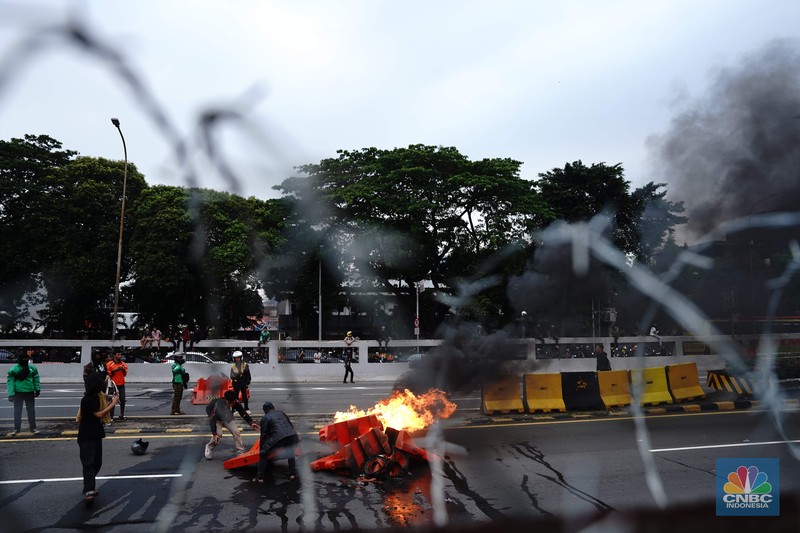 Massa yang terdiri dari mahasiswa hingga elemen masyarakat terus memenuhi kawasan Gedung DPR, Jakarta, Jumat (29/8/2025). (CNBC Indonesia/Muhammad Sabki)