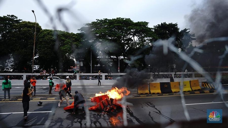 Massa yang terdiri dari mahasiswa hingga elemen masyarakat terus memenuhi kawasan Gedung DPR, Jakarta, Jumat (29/8/2025). (CNBC Indonesia/Muhammad Sabki)