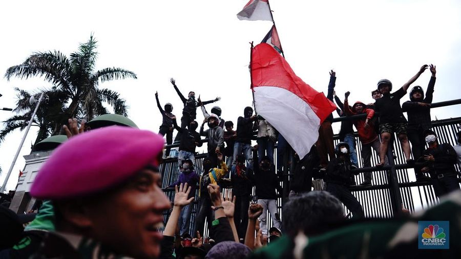 Massa yang terdiri dari mahasiswa hingga elemen masyarakat terus memenuhi kawasan Gedung DPR, Jakarta, Jumat (29/8/2025). (CNBC Indonesia/Muhammad Sabki)