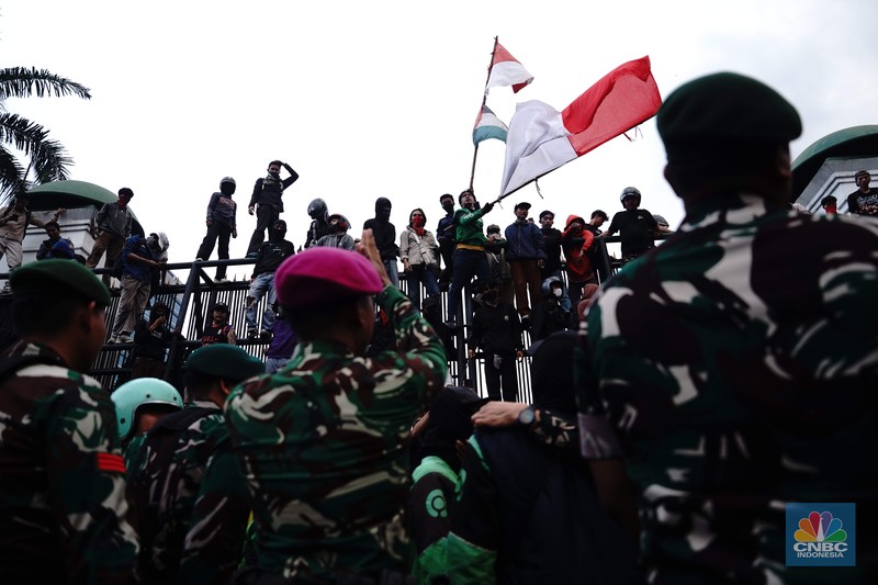Massa yang terdiri dari mahasiswa hingga elemen masyarakat terus memenuhi kawasan Gedung DPR, Jakarta, Jumat (29/8/2025). Massa yang terdiri dari mahasiswa hingga elemen masyarakat terus memenuhi kawasan Gedung DPR, Jakarta, Jumat (29/8/2025). (CNBC Indonesia/Muhammad Sabki)