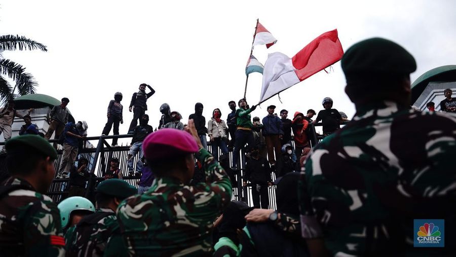 Massa yang terdiri dari mahasiswa hingga elemen masyarakat terus memenuhi kawasan Gedung DPR, Jakarta, Jumat (29/8/2025). (CNBC Indonesia/Muhammad Sabki)