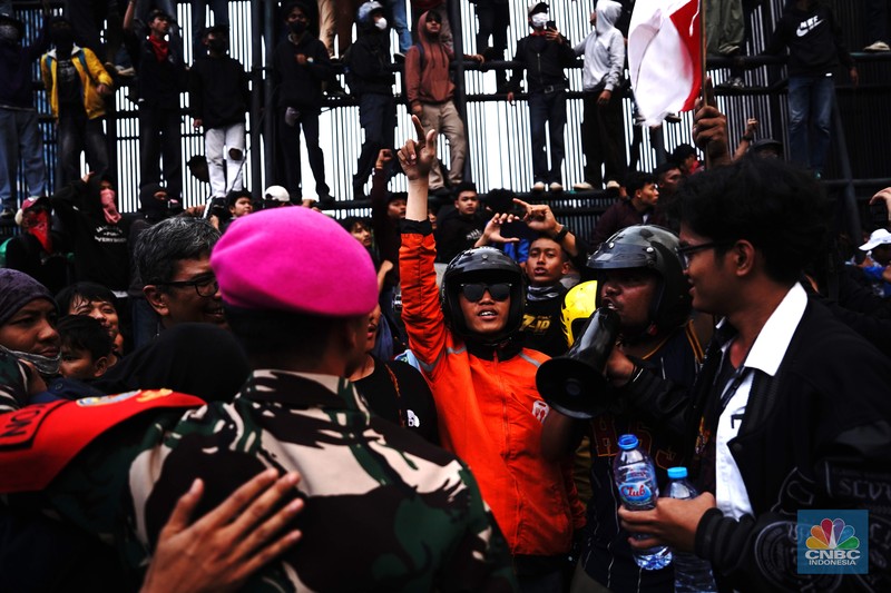 Massa yang terdiri dari mahasiswa hingga elemen masyarakat terus memenuhi kawasan Gedung DPR, Jakarta, Jumat (29/8/2025). (CNBC Indonesia/Muhammad Sabki)