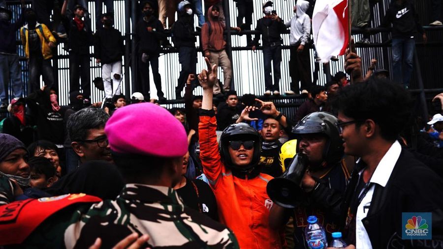 Massa yang terdiri dari mahasiswa hingga elemen masyarakat terus memenuhi kawasan Gedung DPR, Jakarta, Jumat (29/8/2025). (CNBC Indonesia/Muhammad Sabki)