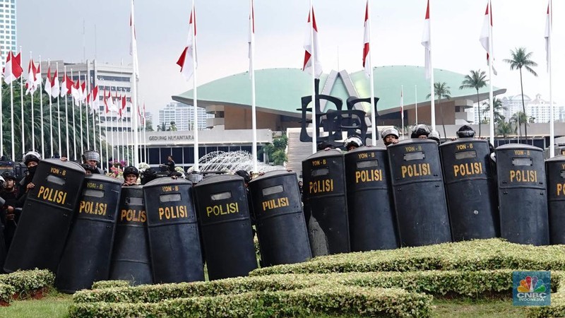 Massa yang terdiri dari mahasiswa hingga elemen masyarakat terus memenuhi kawasan Gedung DPR, Jakarta, Jumat (29/8/2025). (CNBC Indonesia/Muhammad Sabki)