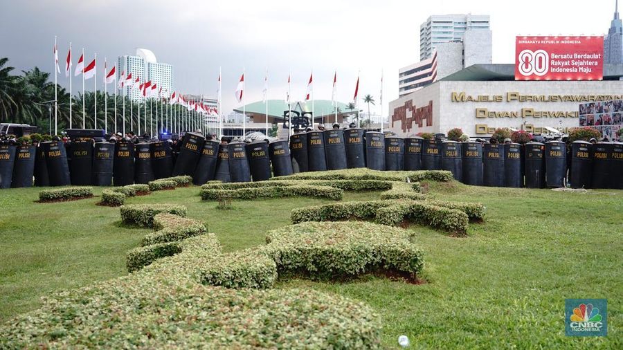 Massa yang terdiri dari mahasiswa hingga elemen masyarakat terus memenuhi kawasan Gedung DPR, Jakarta, Jumat (29/8/2025). (CNBC Indonesia/Muhammad Sabki)