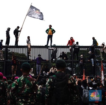 Aksi Demo Makin Mencekam! Massa Panjat Pagar, Mulai Masuk Kawasan DPR