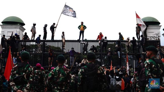Aksi Demo Makin Mencekam! Massa Panjat Pagar, Mulai Masuk Kawasan DPR