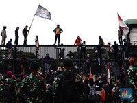 Aksi Demo Makin Mencekam! Massa Panjat Pagar, Mulai Masuk Kawasan DPR