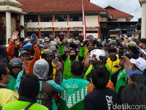 Massa Aksi Driver Ojol Lempari Markas Brimob Manahan Solo Pakai Batu