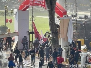 Pagar Gedung Negara Grahadi Dijebol Massa Solidaritas Affan