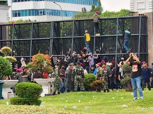 Massa Demo Jebol Pagar Gerbang Utama DPR RI