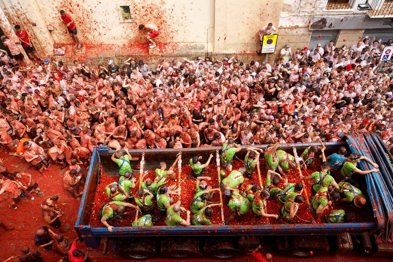 Para pengunjung yang bersuka ria bermain dengan bubur tomat selama festival perang makanan tahunan 'La Tomatina' di Bunol, dekat Valencia, Spanyol, 27 Agustus 2025. Para pengunjung yang bersuka ria bermain dengan bubur tomat selama festival perang makanan tahunan 'La Tomatina' di Bunol, dekat Valencia, Spanyol, 27 Agustus 2025. (REUTERS/Eva Manez)