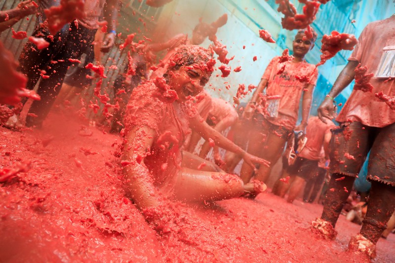 Para pengunjung yang bersuka ria bermain dengan bubur tomat selama festival perang makanan tahunan 'La Tomatina' di Bunol, dekat Valencia, Spanyol, 27 Agustus 2025. Para pengunjung yang bersuka ria bermain dengan bubur tomat selama festival perang makanan tahunan 'La Tomatina' di Bunol, dekat Valencia, Spanyol, 27 Agustus 2025. (REUTERS/Eva Manez)