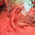 Festival Tomatina, Ribuan Orang Saling Lempar Tomat Gila-gilaan