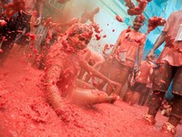 Festival Tomatina, Ribuan Orang Saling Lempar Tomat Gila-gilaan