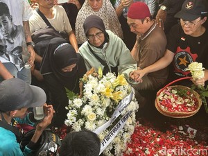 Tangis Ibunda Pecah di Pemakaman Affan Kurniawan