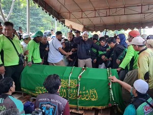 Momen Haru Pemakaman Affan Kurniawan Ojol yang Tewas Dilindas Rantis Brimob