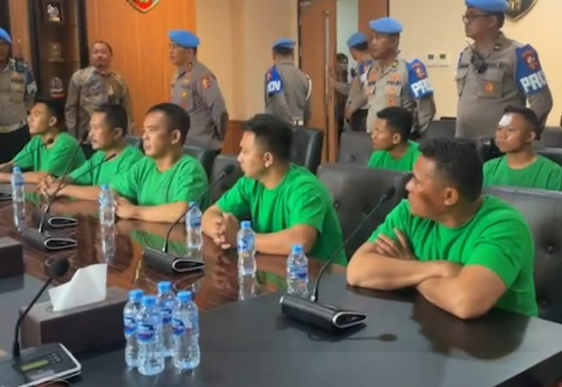 Pemeriksaan tujuh anggota Brimob pelindas Affan. (Instagram/Propam Polri)