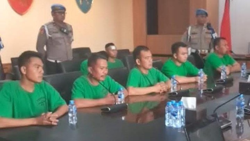 Pemeriksaan tujuh anggota Brimob pelindas Affan. (Instagram/Propam Polri)