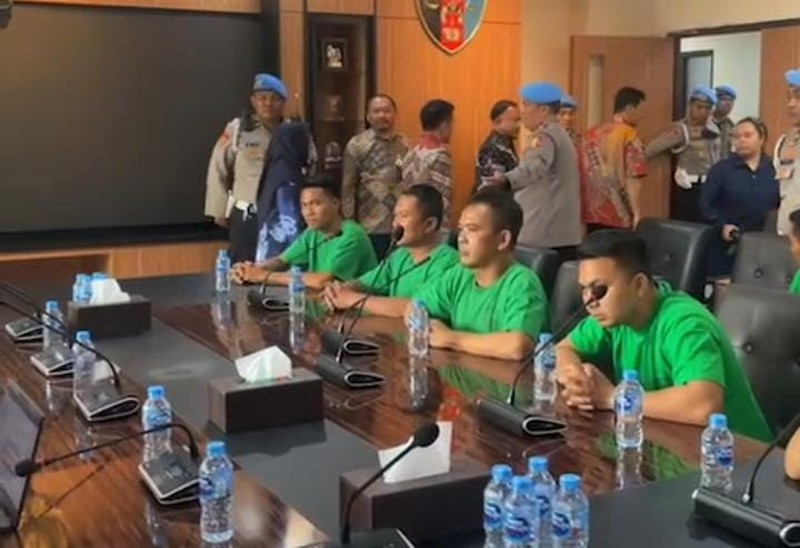 Pemeriksaan tujuh anggota Brimob pelindas Affan. Pemeriksaan tujuh anggota Brimob pelindas Affan. (Instagram/Propam Polri)