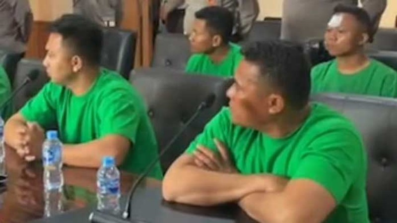 Pemeriksaan tujuh anggota Brimob pelindas Affan. Pemeriksaan tujuh anggota Brimob pelindas Affan. (Instagram/Propam Polri)