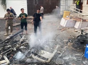 21 Motor Dibakar Massa Saat Demo di Grahadi Surabaya