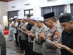 Polda Kalsel dan Jajaran Polres Gelar Salat Gaib untuk Affan Kurniawan