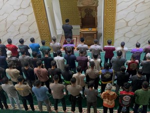 Apa yang Dibaca Imam untuk Meluruskan Shaf?