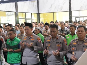 Ojol di Magetan Salat Gaib untuk Affan Kurniawan