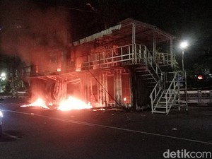 Makin Malam, 4 Pos Polisi di Surabaya Dibakar Massa