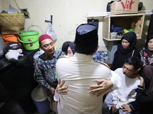Video: Pecahnya Tangis Ibunda Affan Kurniawan saat Prabowo Melayat