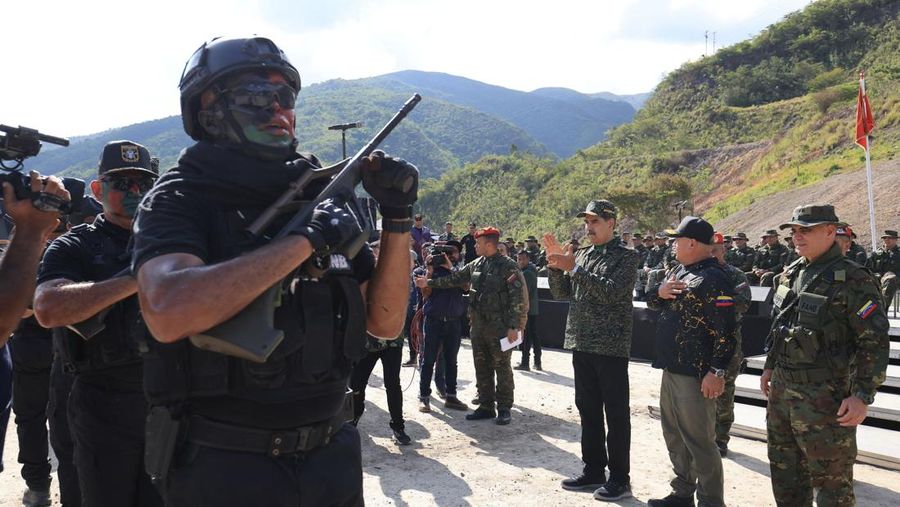 Presiden Venezuela Nicolas Maduro, istrinya Cilia Flores, Menteri Dalam Negeri Venezuela Diosdado Cabello, dan Menteri Pertahanan Venezuela Vladimir Padrino Lopez, menghadiri upacara penutupan Kursus Operasi Khusus Revolusioner (COER) kedua, yang diadakan di Kelompok Aksi Komando Garda Nasional Bolivarian di paroki Macarao, di Caracas, Venezuela, 28 Agustus 2025. (Miraflores Palace/Handout via REUTERS)