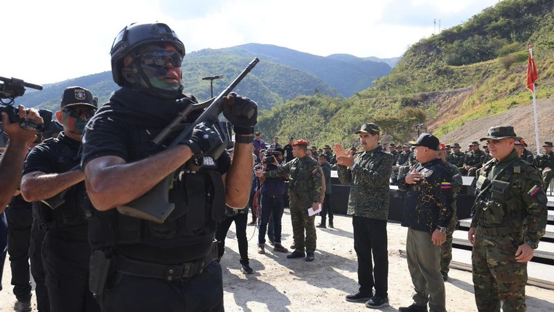 Presiden Venezuela Nicolas Maduro, istrinya Cilia Flores, Menteri Dalam Negeri Venezuela Diosdado Cabello, dan Menteri Pertahanan Venezuela Vladimir Padrino Lopez, menghadiri upacara penutupan Kursus Operasi Khusus Revolusioner (COER) kedua, yang diadakan di Kelompok Aksi Komando Garda Nasional Bolivarian di paroki Macarao, di Caracas, Venezuela, 28 Agustus 2025. (Miraflores Palace/Handout via REUTERS)
