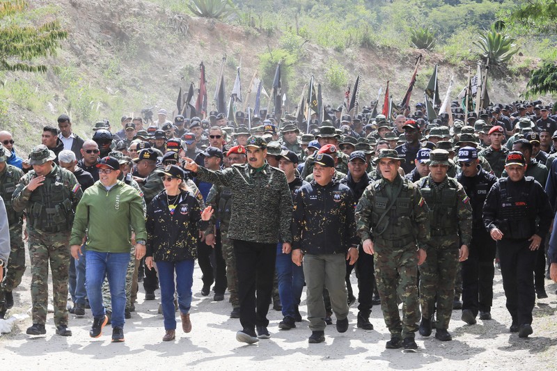 Presiden Venezuela Nicolas Maduro, istrinya Cilia Flores, Menteri Dalam Negeri Venezuela Diosdado Cabello, dan Menteri Pertahanan Venezuela Vladimir Padrino Lopez, menghadiri upacara penutupan Kursus Operasi Khusus Revolusioner (COER) kedua, yang diadakan di Kelompok Aksi Komando Garda Nasional Bolivarian di paroki Macarao, di Caracas, Venezuela, 28 Agustus 2025. Presiden Venezuela Nicolas Maduro, istrinya Cilia Flores, Menteri Dalam Negeri Venezuela Diosdado Cabello, dan Menteri Pertahanan Venezuela Vladimir Padrino Lopez, menghadiri upacara penutupan Kursus Operasi Khusus Revolusioner (COER) kedua, yang diadakan di Kelompok Aksi Komando Garda Nasional Bolivarian di paroki Macarao, di Caracas, Venezuela, 28 Agustus 2025. (Miraflores Palace/Handout via REUTERS)