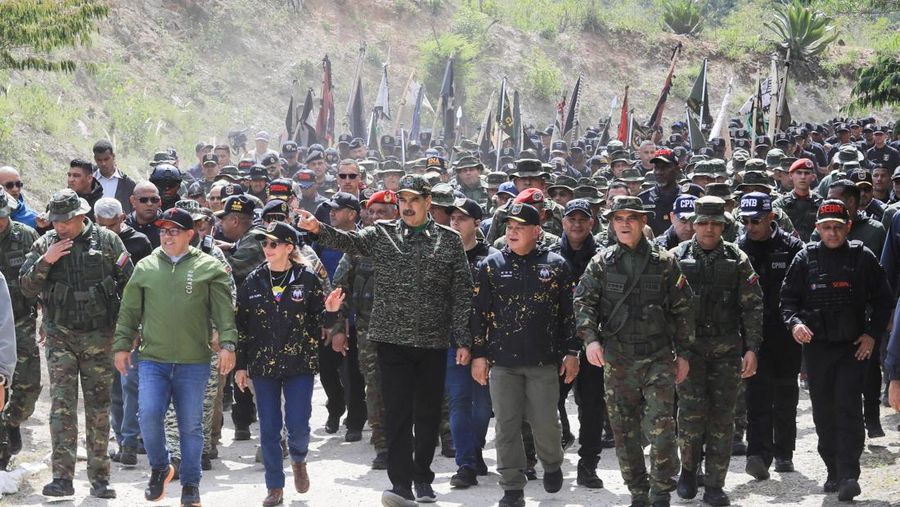 Presiden Venezuela Nicolas Maduro, istrinya Cilia Flores, Menteri Dalam Negeri Venezuela Diosdado Cabello, dan Menteri Pertahanan Venezuela Vladimir Padrino Lopez, menghadiri upacara penutupan Kursus Operasi Khusus Revolusioner (COER) kedua, yang diadakan di Kelompok Aksi Komando Garda Nasional Bolivarian di paroki Macarao, di Caracas, Venezuela, 28 Agustus 2025. (Miraflores Palace/Handout via REUTERS)