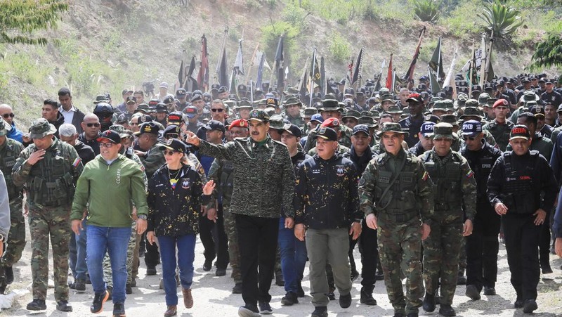 Presiden Venezuela Nicolas Maduro, istrinya Cilia Flores, Menteri Dalam Negeri Venezuela Diosdado Cabello, dan Menteri Pertahanan Venezuela Vladimir Padrino Lopez, menghadiri upacara penutupan Kursus Operasi Khusus Revolusioner (COER) kedua, yang diadakan di Kelompok Aksi Komando Garda Nasional Bolivarian di paroki Macarao, di Caracas, Venezuela, 28 Agustus 2025. (Miraflores Palace/Handout via REUTERS)